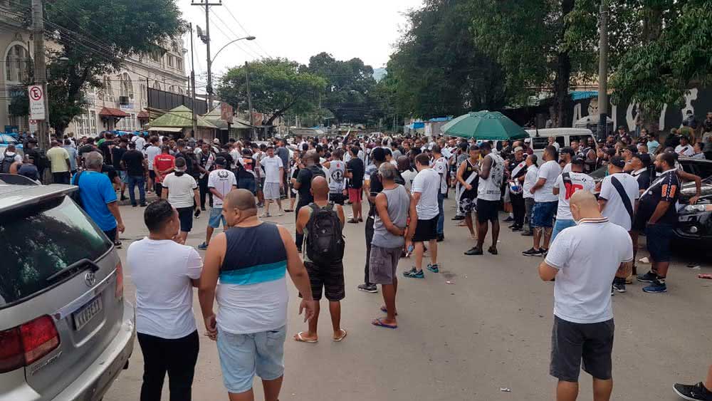 Apoiadores de Leven Siano protestam em frente a São Januário