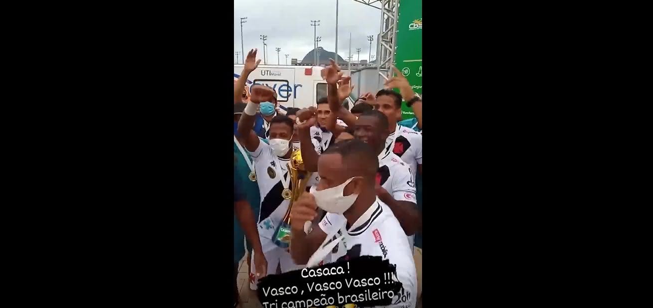 Elenco do Vasco Beach Soccer puxando o tradicional ''Casaca''