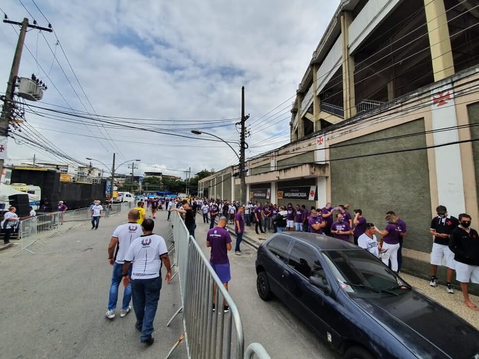 Sócios formam fila para eleição do Vasco em São Januário
