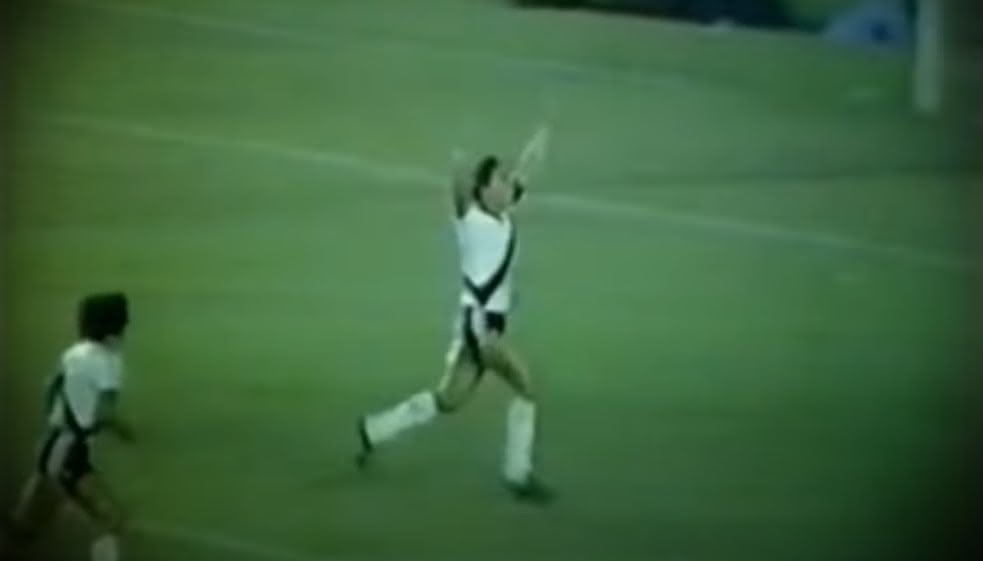 Roberto Dinamite comemorando gol contra o Flamengo em 1981