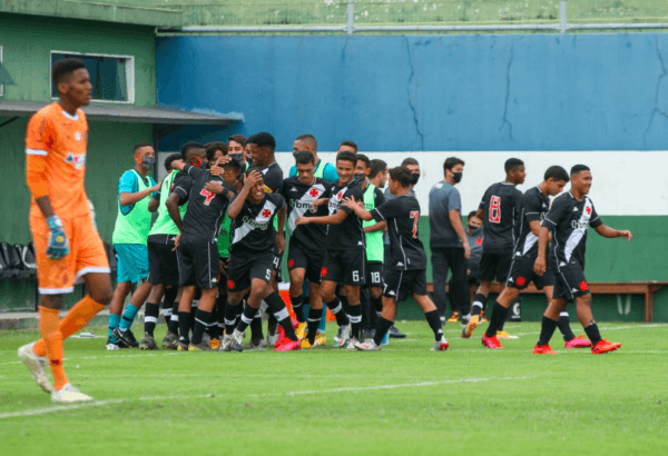 Jogadores do Sub-17 comemorando gol contra o Bahia