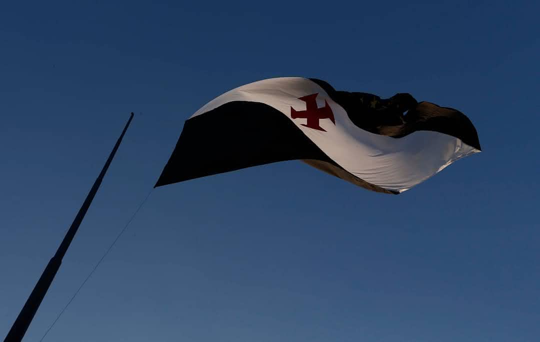 Bandeira do Vasco hasteada no CT do Almirante
