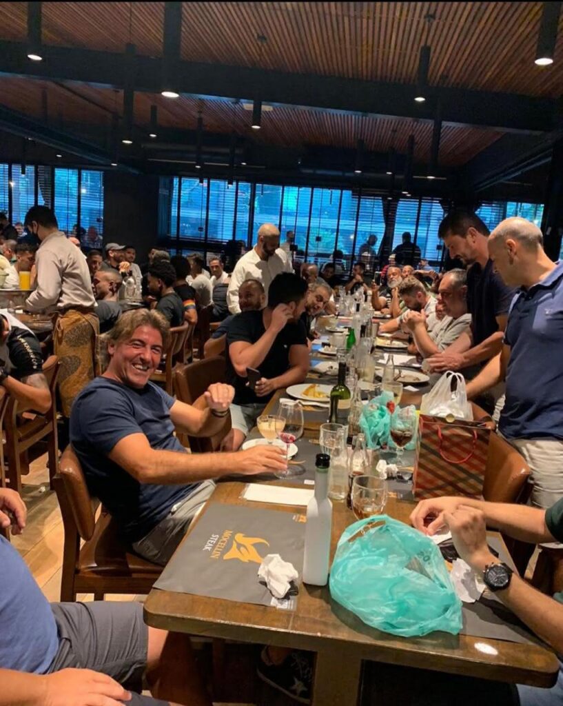 Ricardo Sá Pinto durante o amigo oculto em churrascaria na Barra da Tijuca