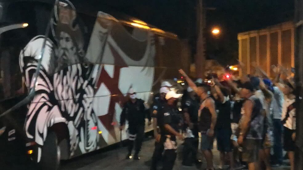 Torcida protesta na chegada do Vasco a São Januário