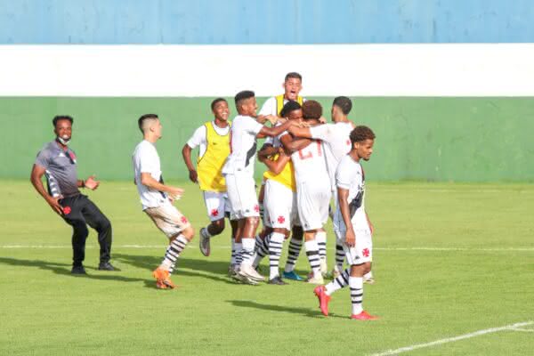 Figueiredo e companheiros comemora o gol contra o Botafogo