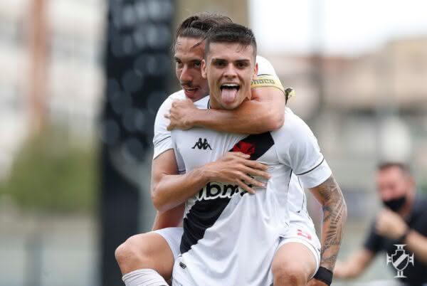 Gabriel Pec e Caio Lopes comemorando gol contra o Atlético-MG