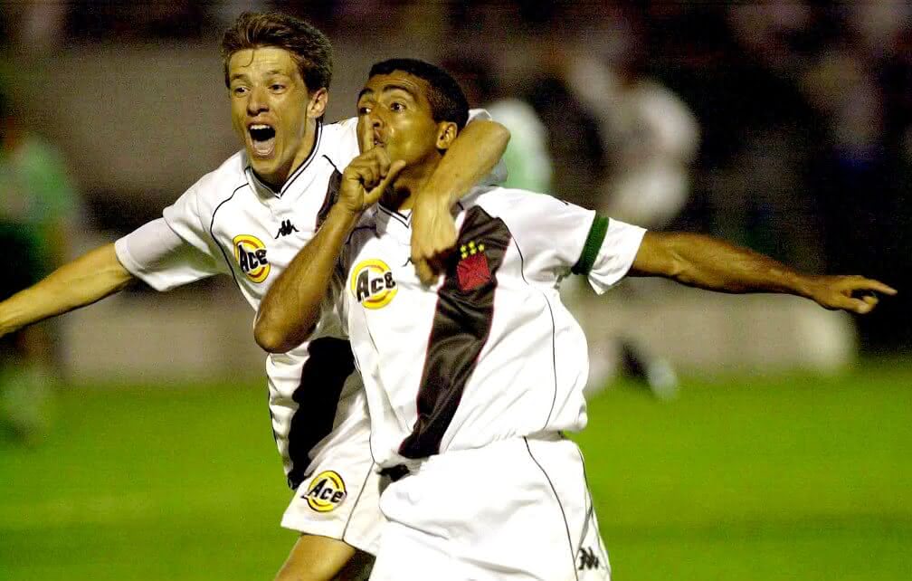 Juninho Paulista e Romário celebrando o quarto gol do Vasco contra o Palmeiras em 2000