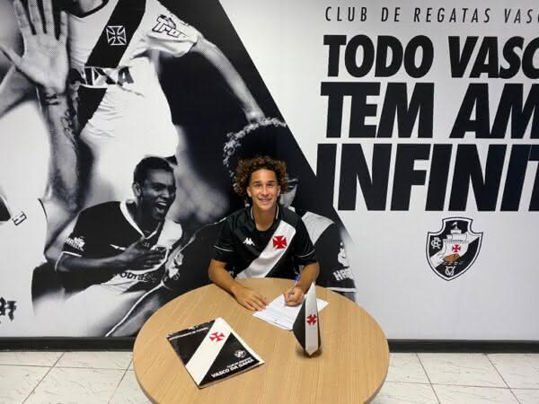 Luiz Otávio Marins assinando contrato com o Vasco