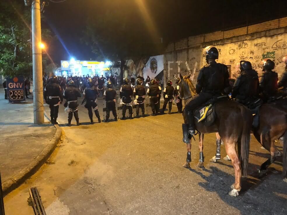 Cavalaria isola a área em São Januário