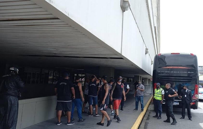 Protesto de torcedores do Vasco no aeroporto