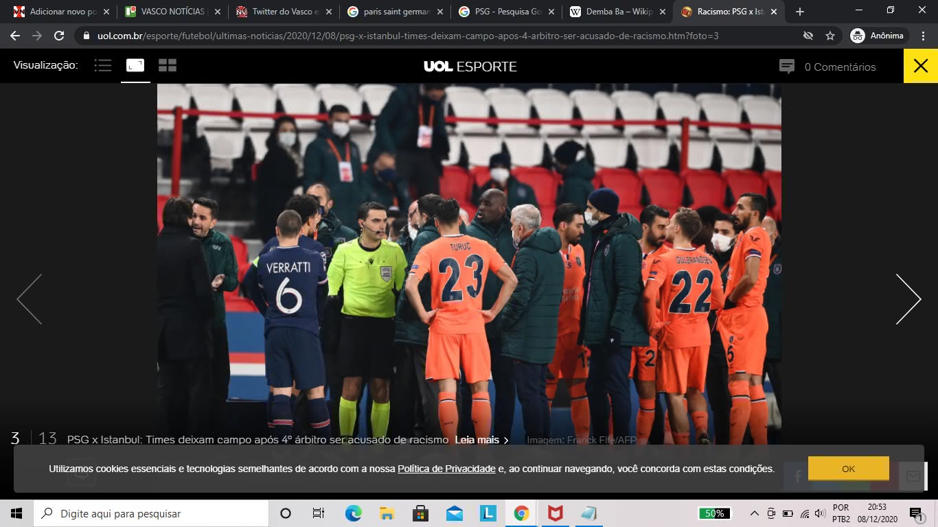 Jogadores de PSG e Istanbul argumentando com a arbitragem