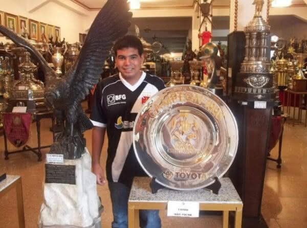 Rodrigo na sala de troféus do Vasco