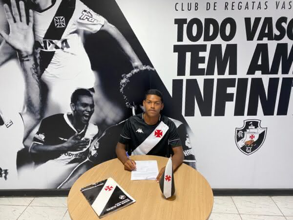 Samuel Da Luz assinando contrato com o Vasco