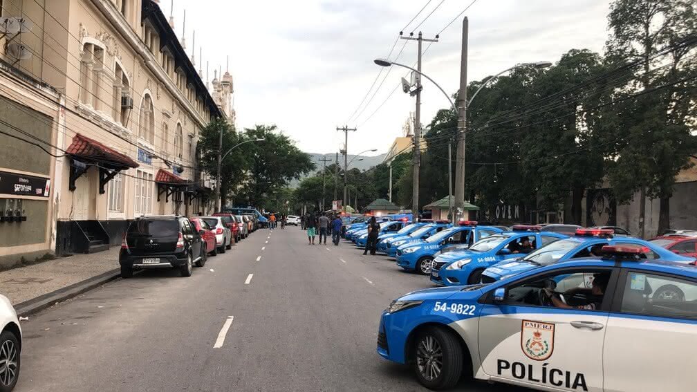 Viaturas da PM na entrada de São Januário