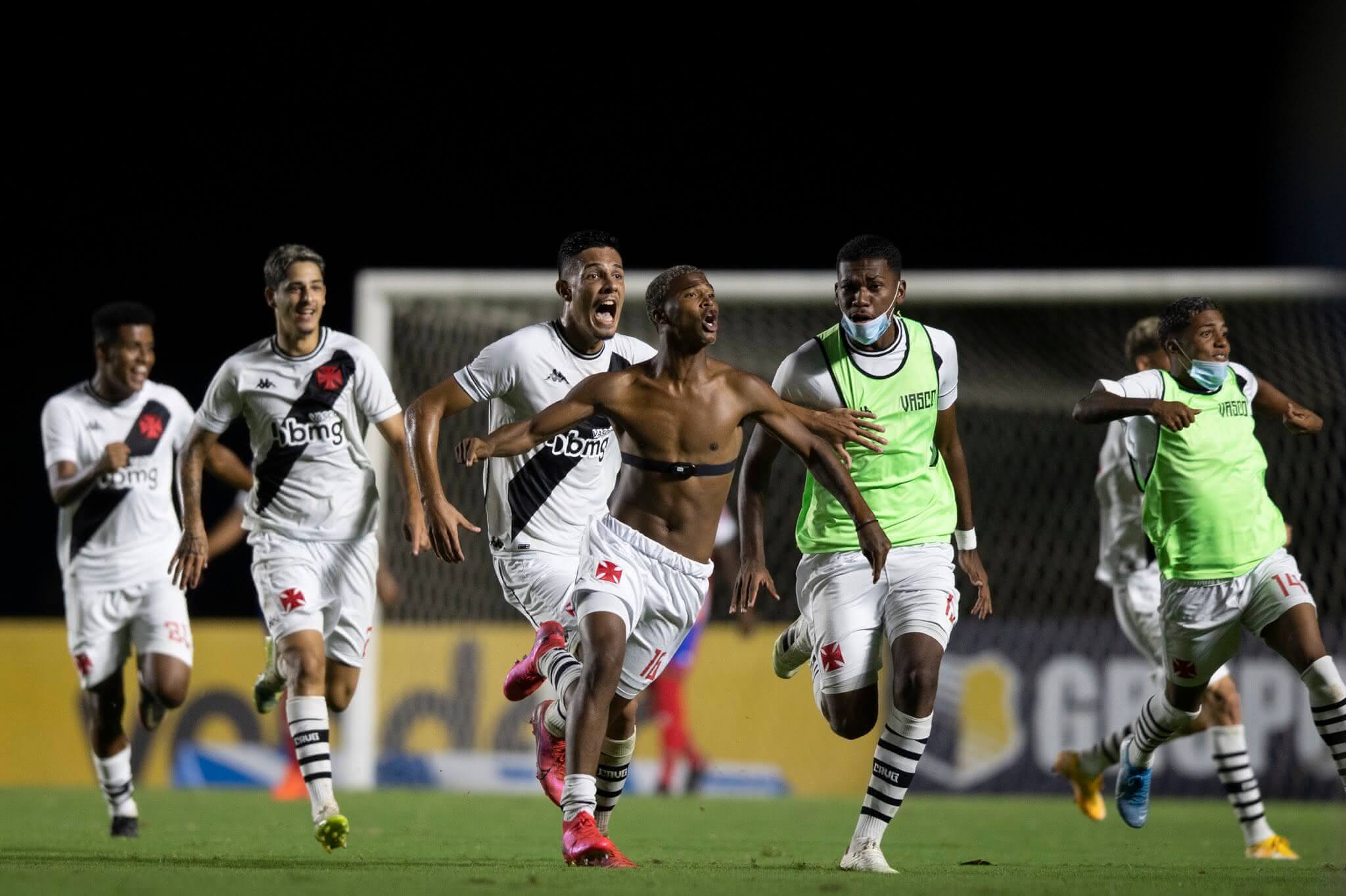 Caio Eduardo comemorando o gol do título da Copa do Brasil Sub-20 pelo Vasco