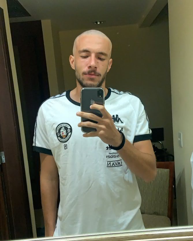 Caio Lopes com cabelo totalmente raspado após ''trote'' de jogadores do Vasco