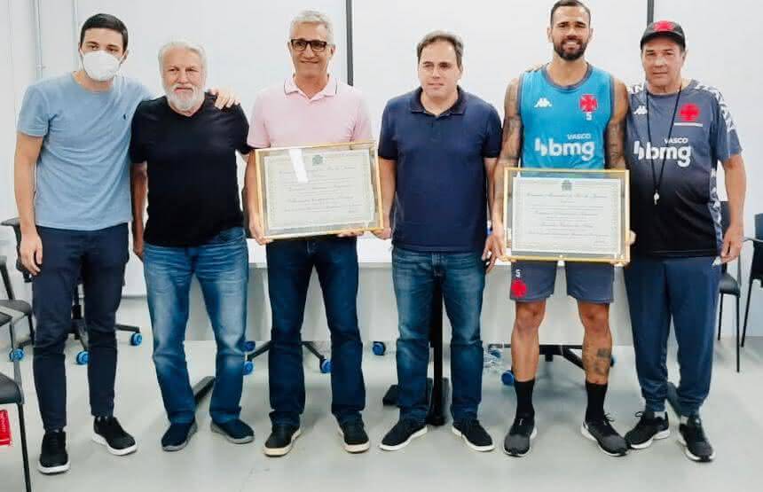 Alexandre Campello e Leandro Castan recebendo o título de Cidadão Honorário do Rio de Janeiro