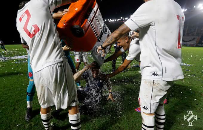Diogo Siston recebe banho dos jogadores do Sub-20