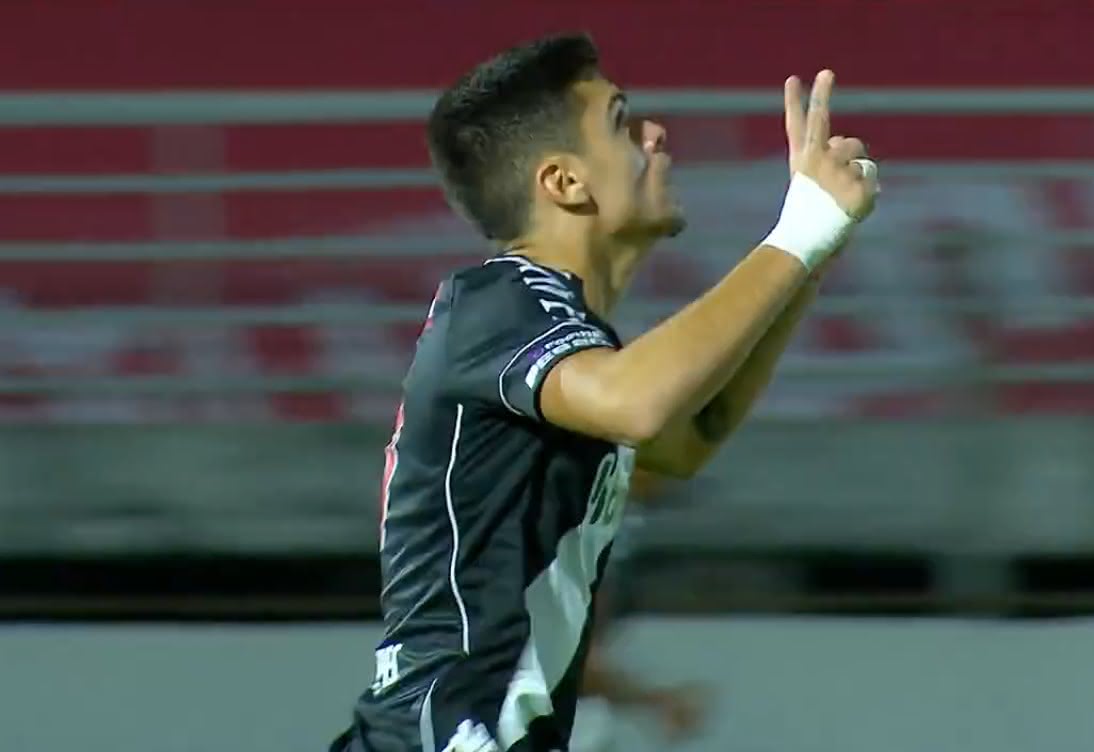 Gabriel Pec comemorando seu primeiro gol pelo Vasco, contra o Red Bull Bragantino
