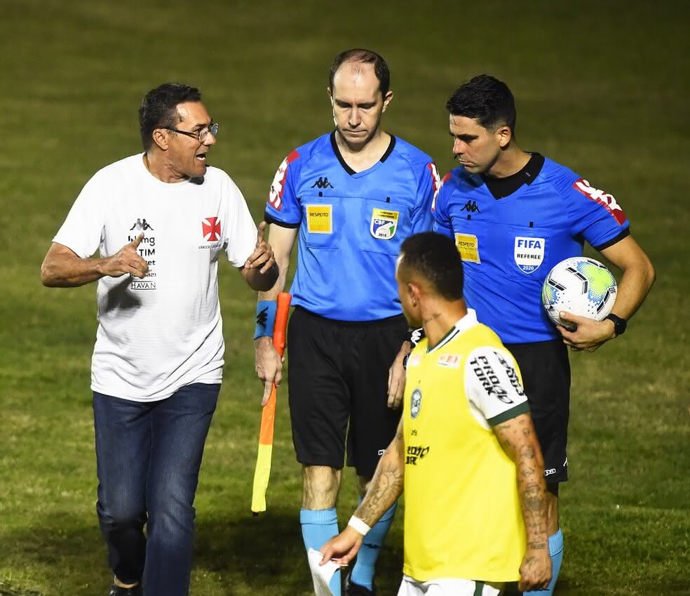 Luxemburgo conversa com o árbitro do jogo contra o Coritiba