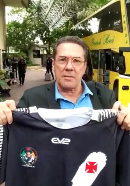 Luxemburgo com a camisa da Torcida Vasco Dublin