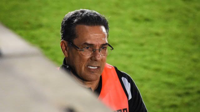 Luxemburgo durante o jogo contra o Bragantino