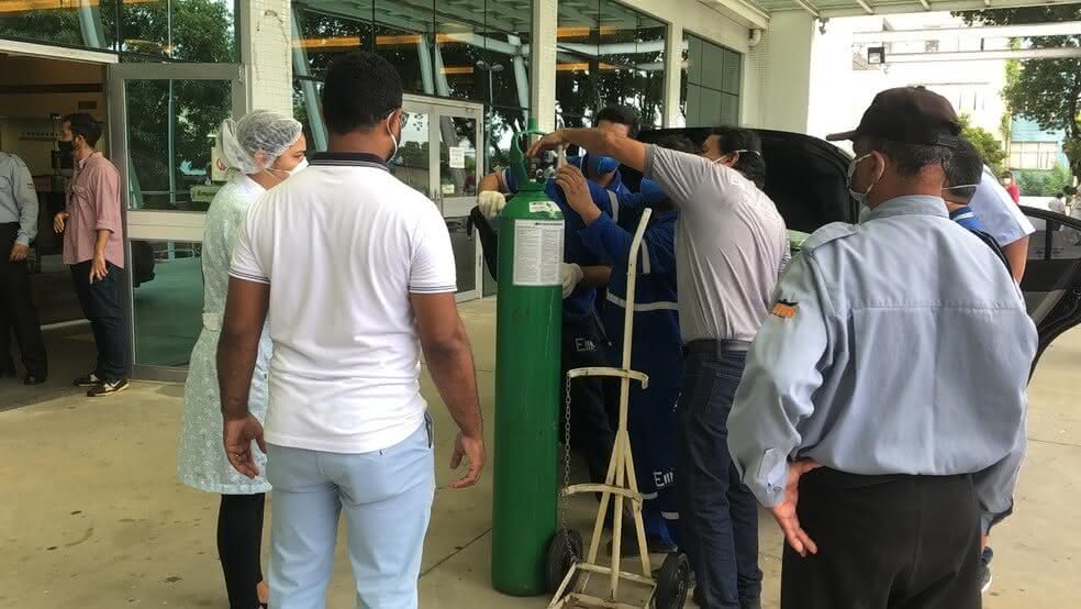 Hospital Getúlio Vargas em Manaus recebendo oxigênio