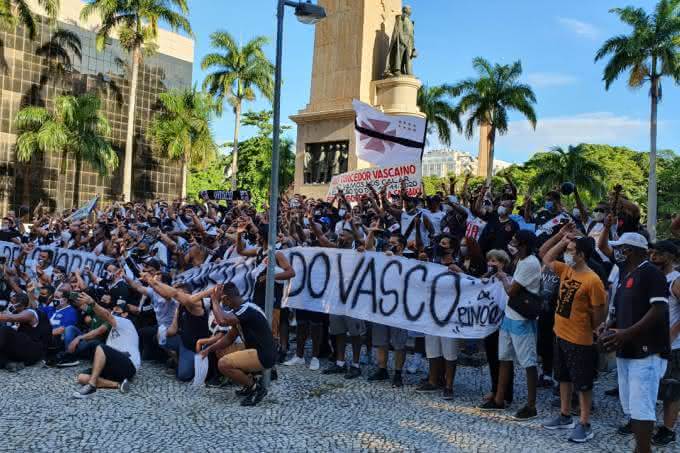 Protesto contou com cerca de 300 vascaínos