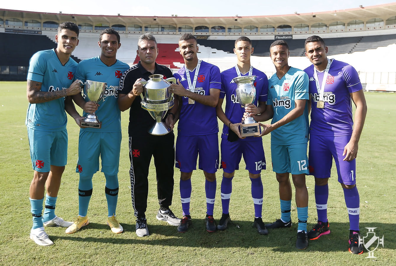 Goleiros do Sub-20 com troféus conquistados na temporada