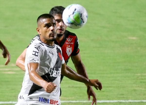 Léo Matos em ação contra o Atlético-GO