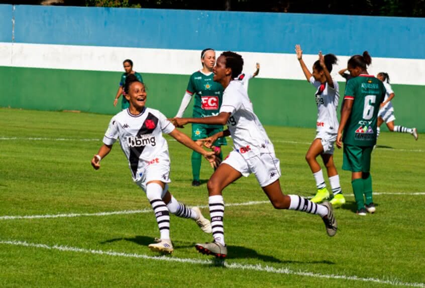 Meninas da Colina comemoram um dos gols da vitória do Vasco sobre a Portuguesa
