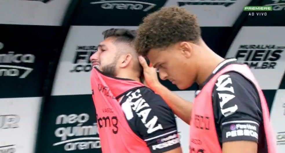 Andrey é consolado por Neto Borges após empate do Vasco com o Corinthians