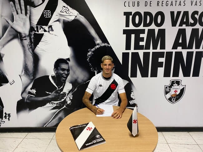 JP Galvão assinando contrato com o Vasco