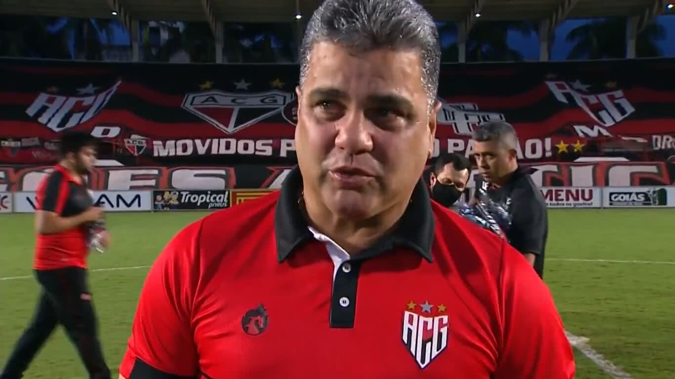 Marcelo Cabo emocionado após anúncio de saída do Atlético-GO