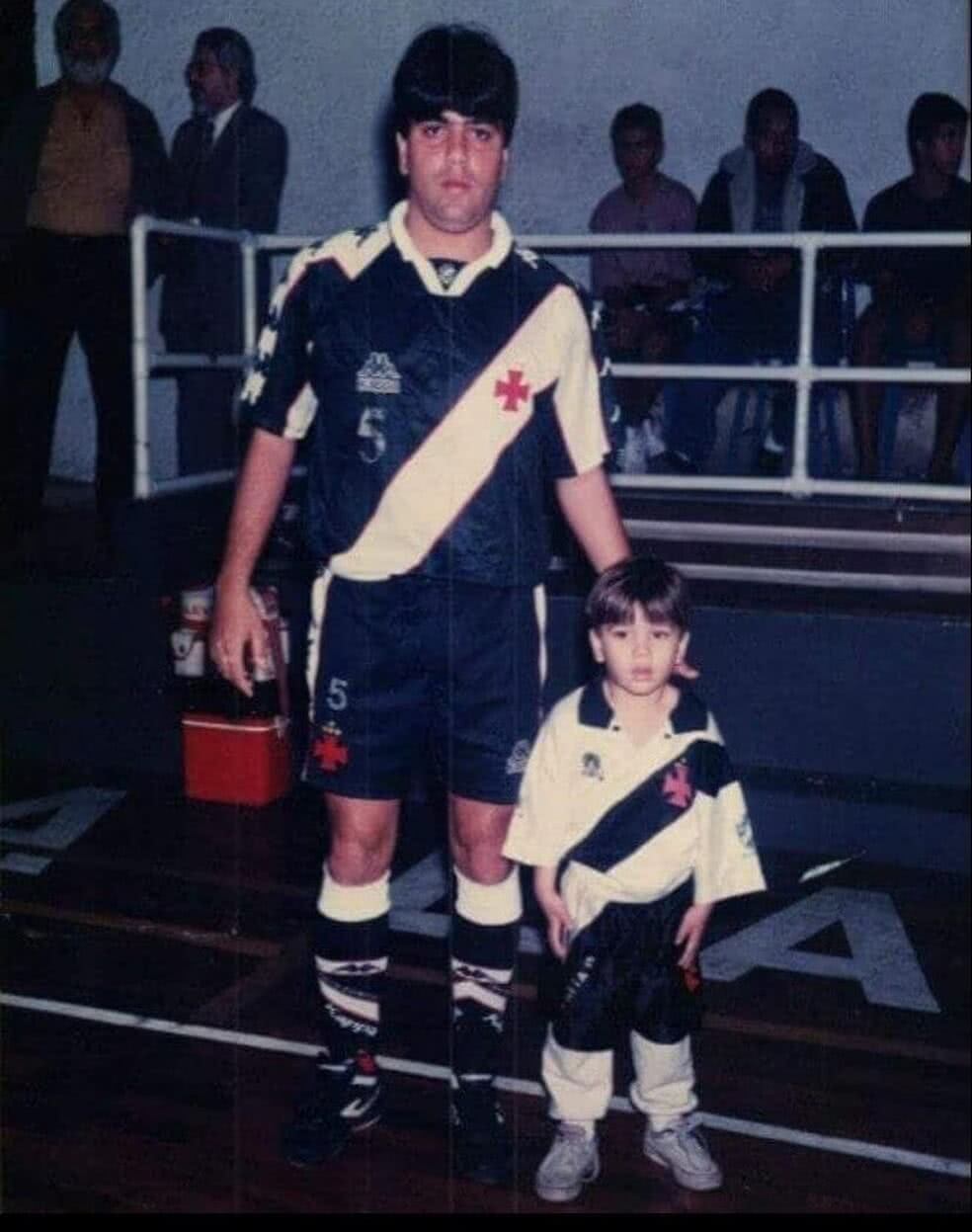 Marcelo Cabo ao lado do filho quando defenda o futsal do Vasco