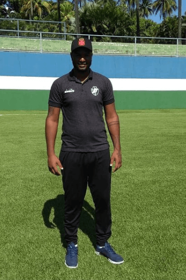 Leonardo, auxiliar do time feminino de futebol do Vasco da Gama