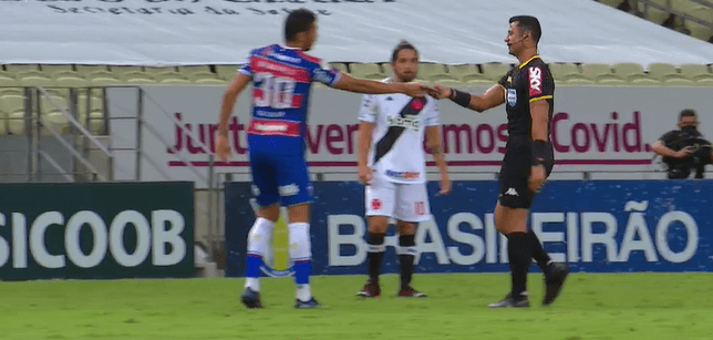 Árbitro para o jogo para retirar celular perdido em campo, telefone era de Carlos Germano