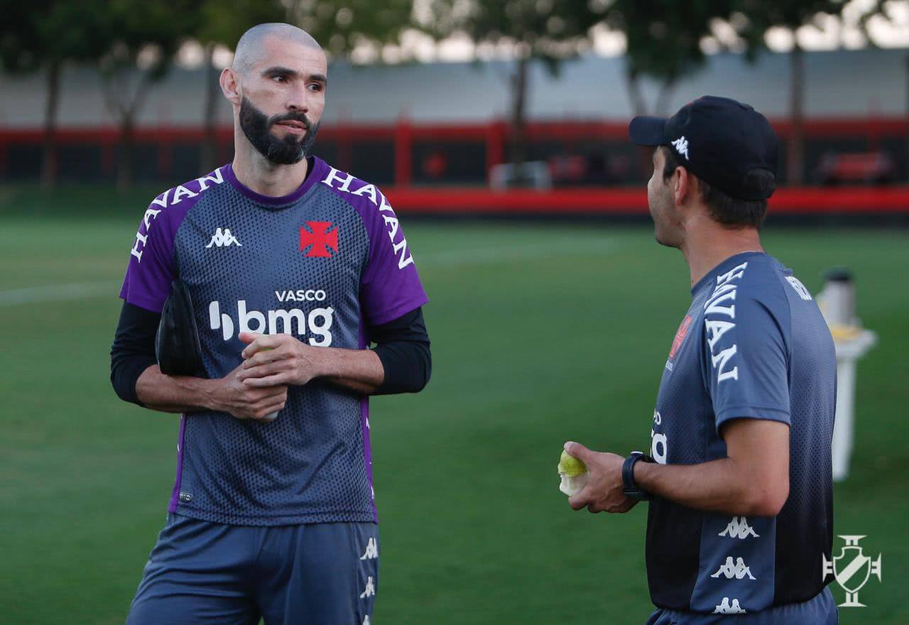 Vanderlei conversando com Daniel Crizel