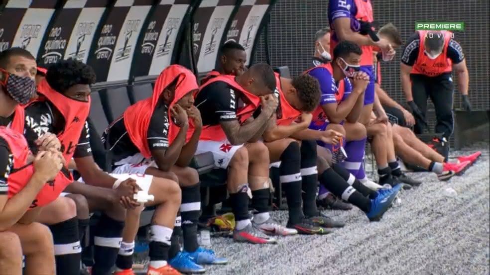 Jogadores chorando no banco de reservas do Vasco após virtual rebaixamento contra o Corinthians