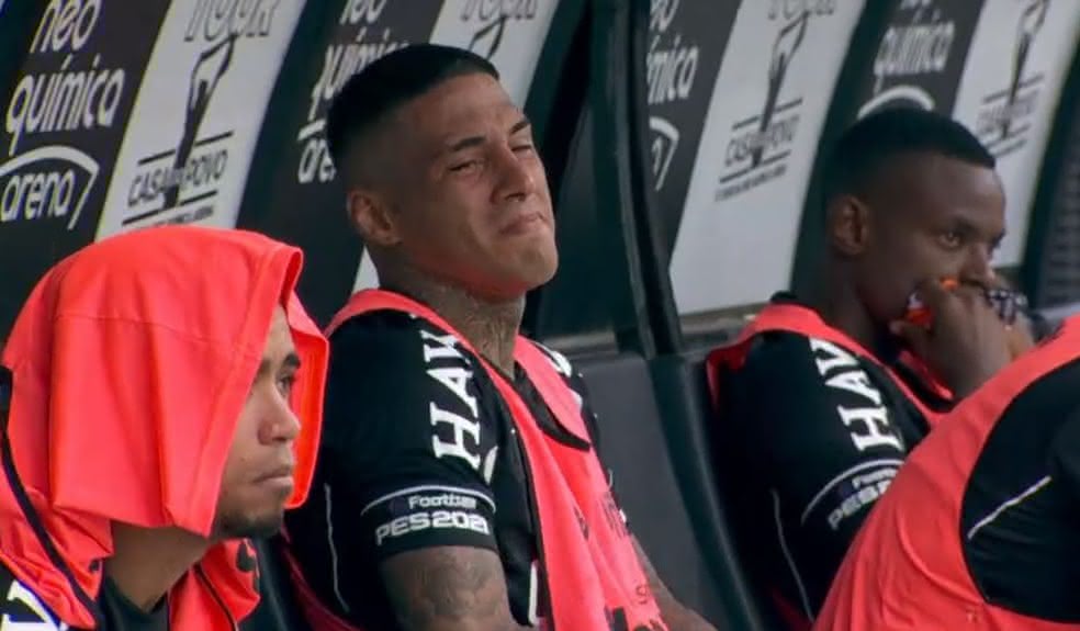 Carlinhos chora com o rebaixamento virtual do Vasco
