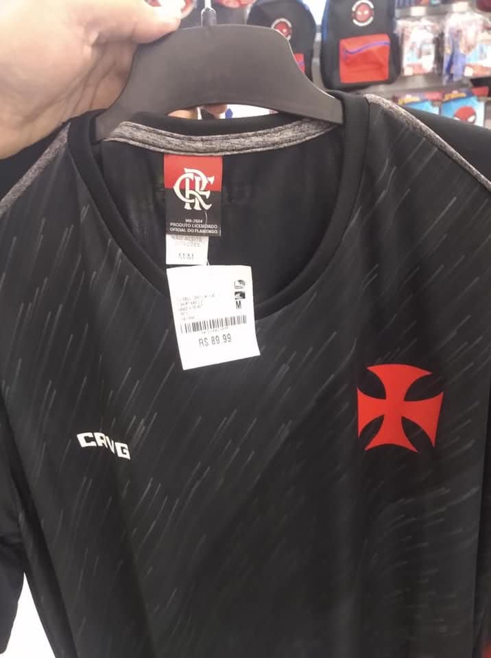 Centauro vende camisa do Vasco com etiqueta do Flamengo