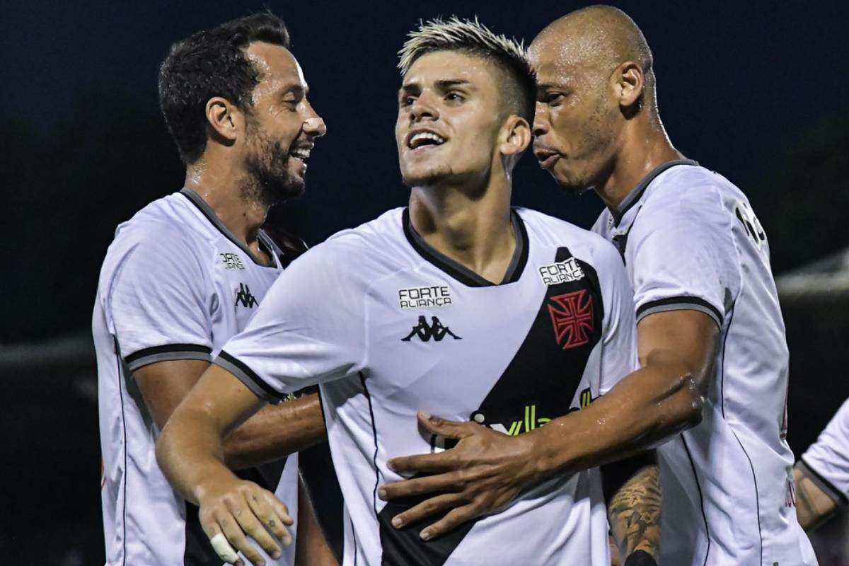 Gabriel Pec comemorando gol contra o Volta Redonda