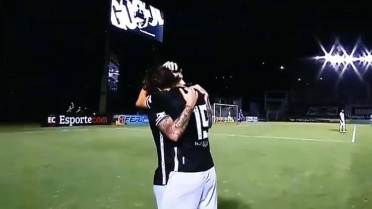 Galarza recebe abraço de Zeca após gol contra o Macaé
