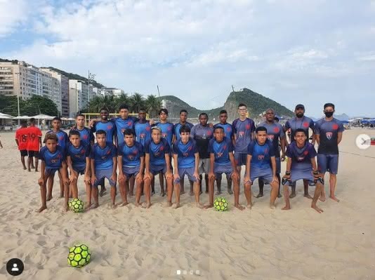 Garotos da equipe Sub-17 de Beach Soccer do Vasco