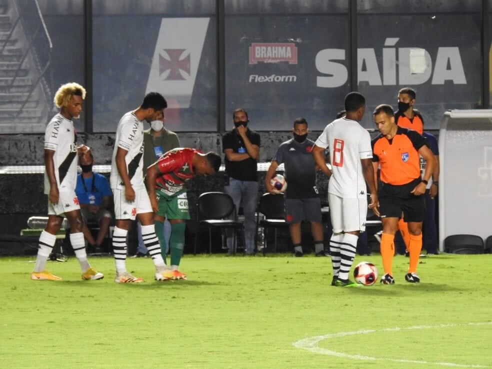 Jogadores do Vasco durante o jogo contra a Portuguesa-RJ