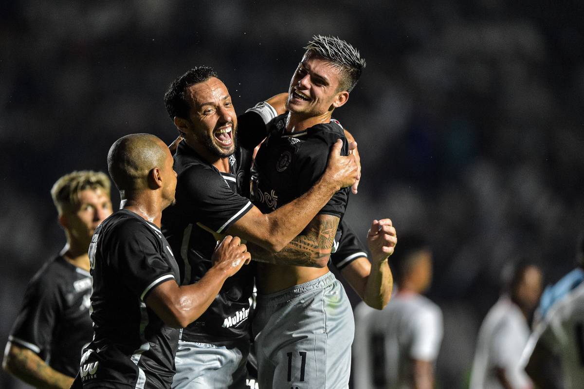 Nenê e Gabriel Pec comemorando gol contra o Nova Iguaçu