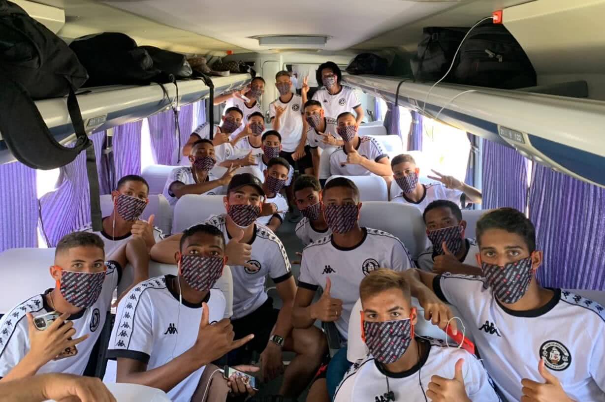 Equipe do Sub-17 do Vasco durante viajem a Belo Horizonte