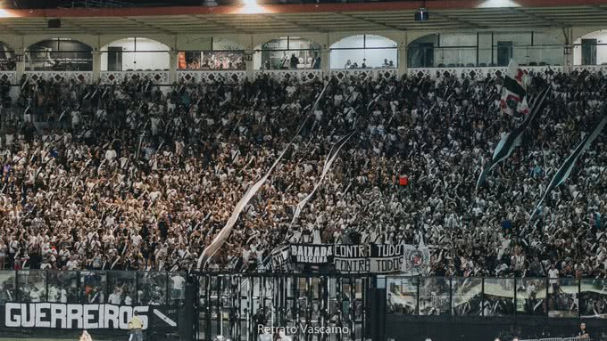 Vasco: Torcedor joga sal grosso em baliza de São Januário