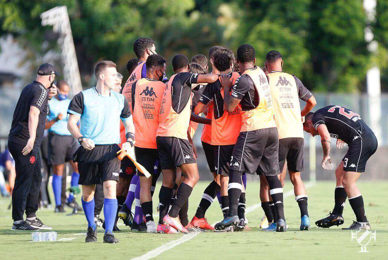 Jogadores do Vasco comemorando gol contra o Resende