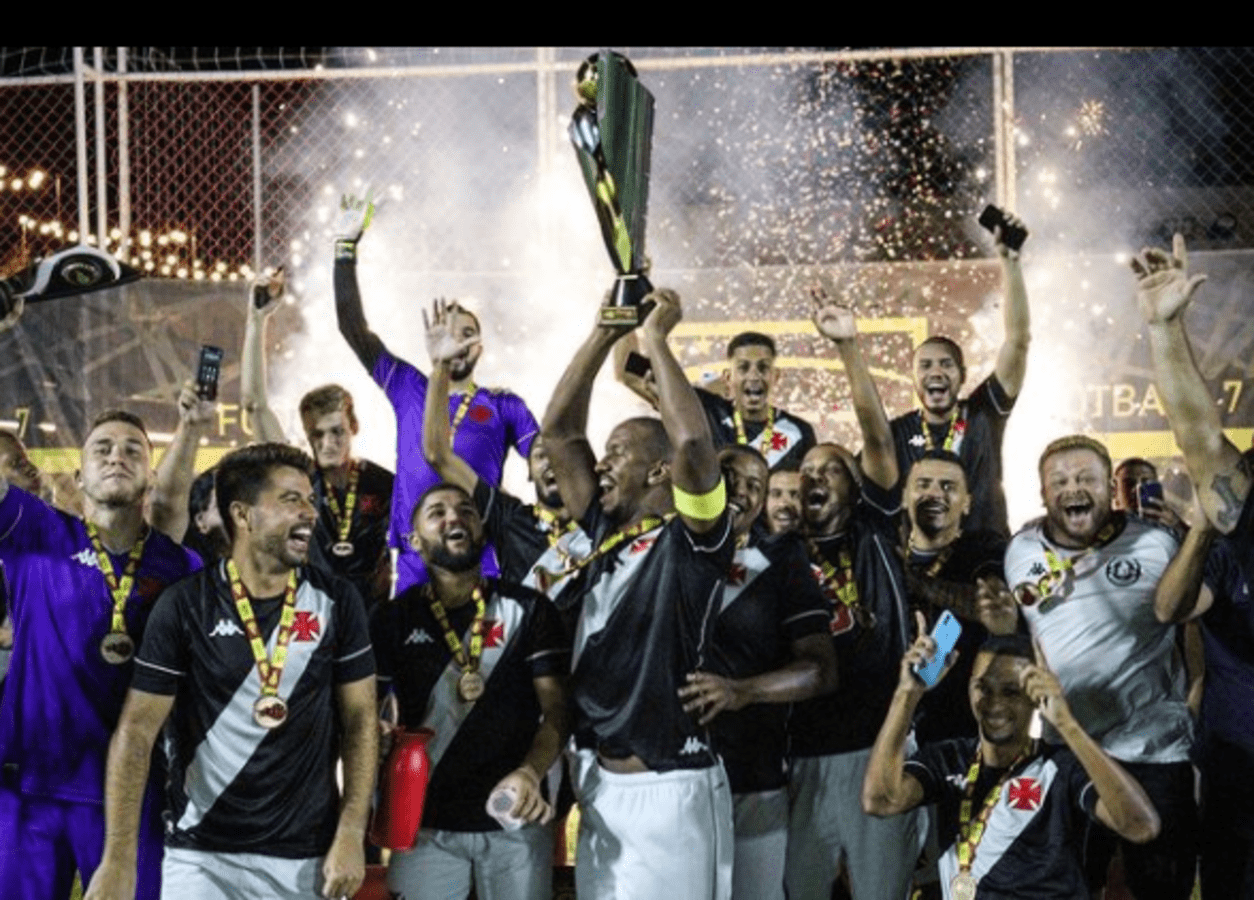 Jogadores do Vasco da Gama comemorando o titulo da Taca Governador de futebol 7